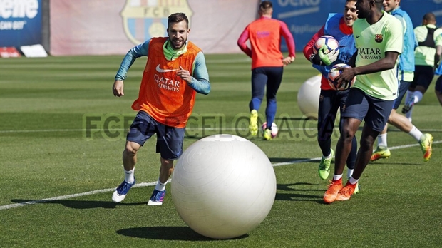 Cho đến khi một quả bóng khổng lồ được mang vào sân tập.