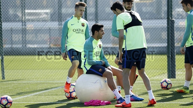 Messi phấn khích bên cạnh quả bóng khổng lồ  - Bóng Đá