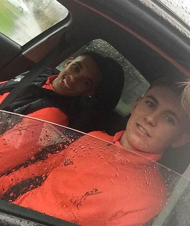 2 tài năng trẻ của Liverpool là Alexander-Arnold và Ben Woodburn cũng có mặt trong cuộc vui này.