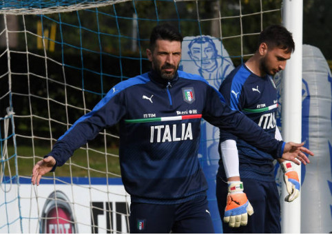 Buffon cũng đang rất 'nhiệt tình' chỉ bảo 2 hậu bối