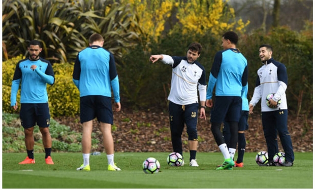 Pochettino đầy tập trung khi hướng dẫn bài tập cho các học trò.