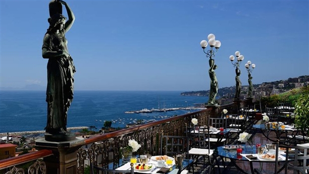 Khách sạn này sở hữu một vị thế đắc địa thược hàng đẹp nhất trong thành phố.