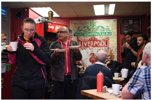 Các fan đang tranh thủ ăn lót dạ trước khi trận đấu diễn ra.