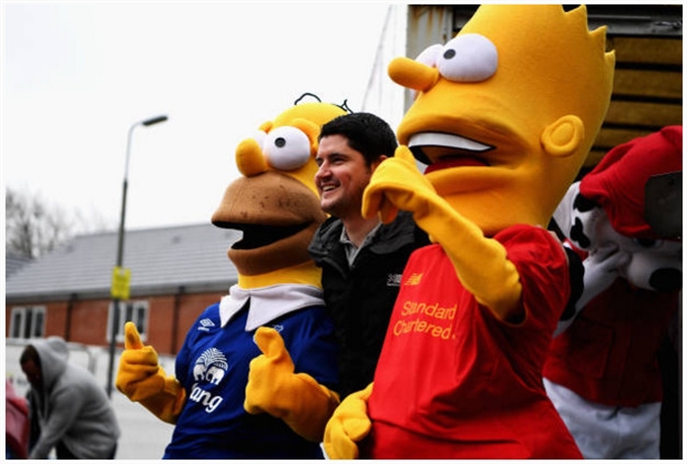 Một vài người thì đang lưu lại những kỷ niệm xung quanh sân Anfield.