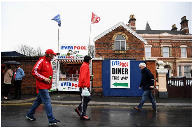 Bầu không khí ôn hòa trước giờ trận đấu diễn ra.