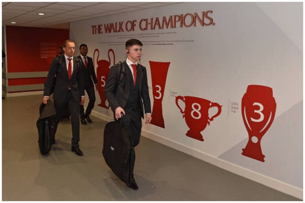 Dàn cầu thủ ngôi sao của Lữ Đoàn Đỏ tiến vào khu vực thay đồ.