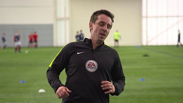 Carragher và Neville thở hổn hển khi tập làm trọng tài - Bóng Đá