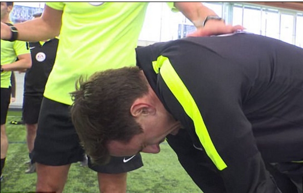 Carragher và Neville thở hổn hển khi tập làm trọng tài - Bóng Đá