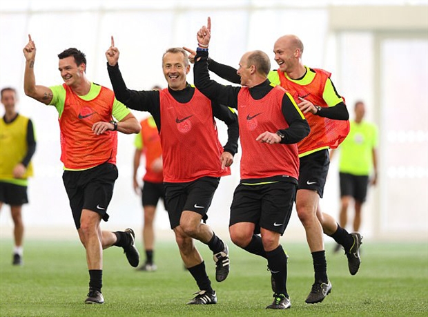 Carragher và Neville thở hổn hển khi tập làm trọng tài - Bóng Đá