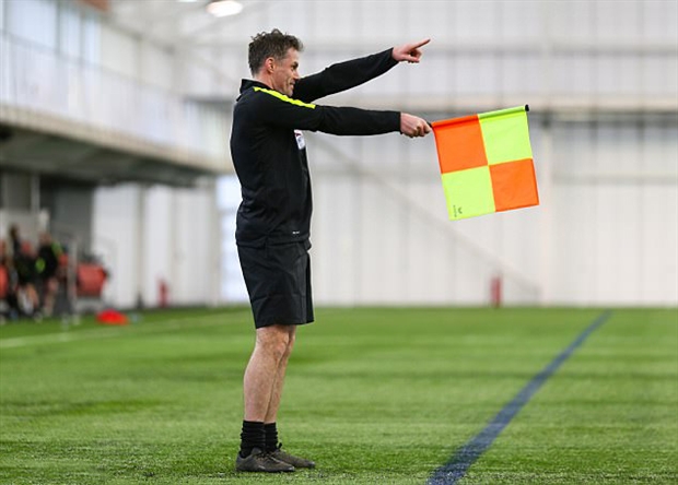 Carragher và Neville thở hổn hển khi tập làm trọng tài - Bóng Đá