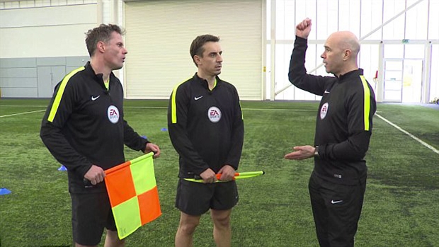 Carragher và Neville thở hổn hển khi tập làm trọng tài - Bóng Đá