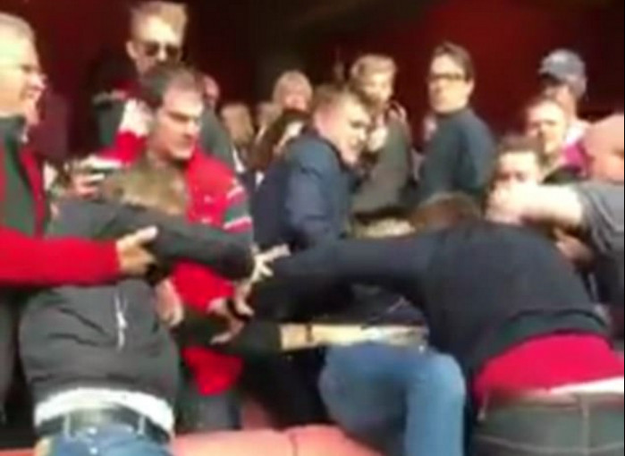 Vì Wenger, CĐV Arsenal tàn sát lẫn nhau trên khán đài - Bóng Đá