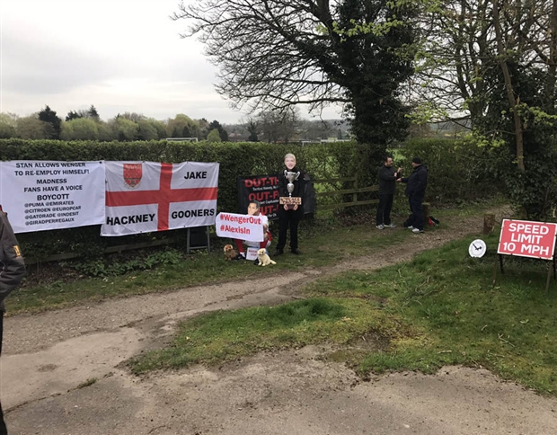 Ngay bên ngoài trung tâm huấn luyện London Colney của Arsenal.