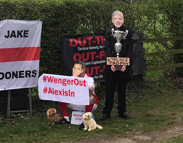 Fan 'tấn công' Wenger ngay trước sân tập của Arsenal - Bóng Đá