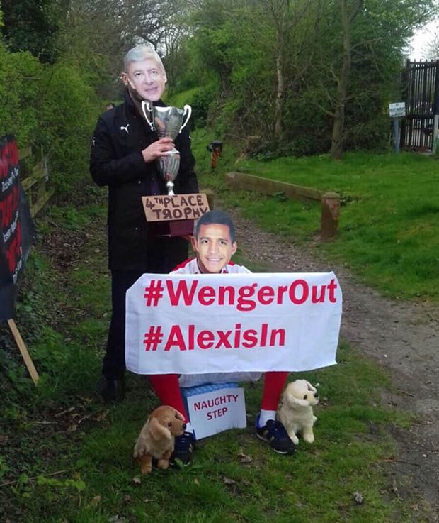 Đã xuất hiện rất nhiếu tâm băng rôn có nội dụng chỉ trích, và yêu cầu Wenger phải nhanh chóng rời khỏi Arsenal.