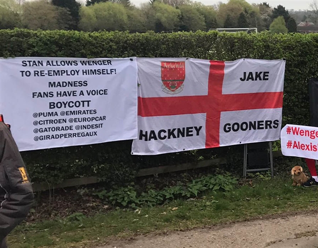 Fan 'tấn công' Wenger ngay trước sân tập của Arsenal - Bóng Đá