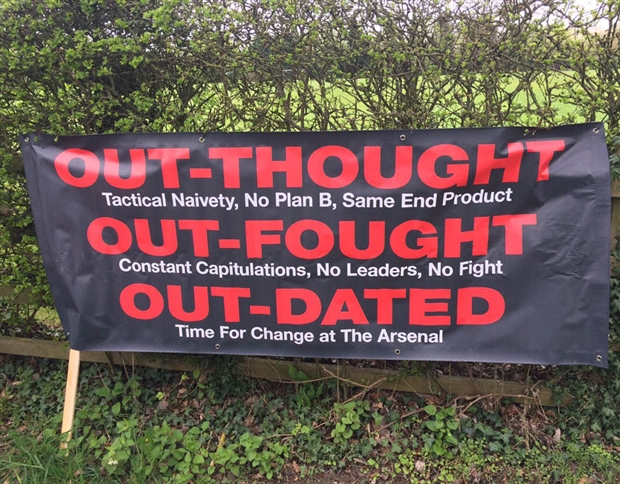 Rõ ràng niềm tin mà NHM đội bóng thành London dành cho chiến lược gia người Pháp đang tiếp tục cạn dần.