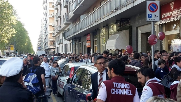 Hàng nghìn người đang tụ tập trước khu vực cửa hàng Granata.