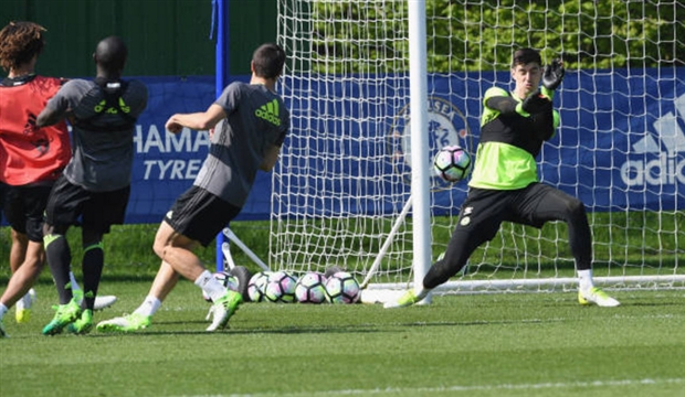 Hết dự khán, Ranieri lại tới tận sân tập để chào hỏi Conte - Bóng Đá