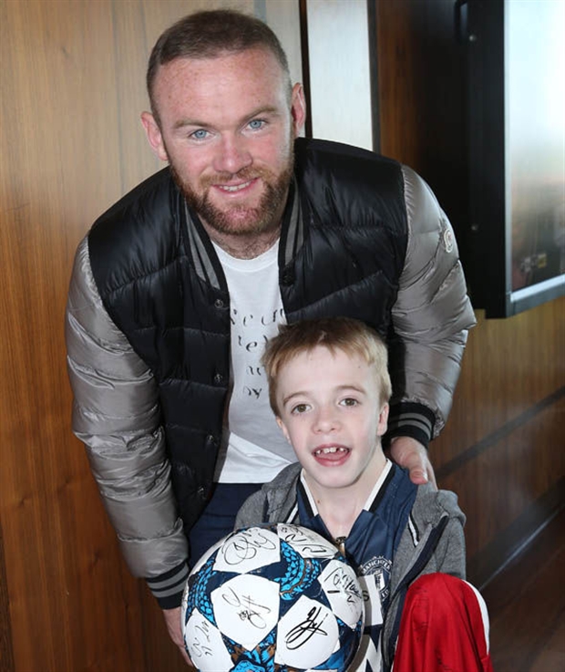 Rooney trông như già thêm nhiều tuổi với phong cách ăn mặc giản dị và bộ râu rậm rạp.