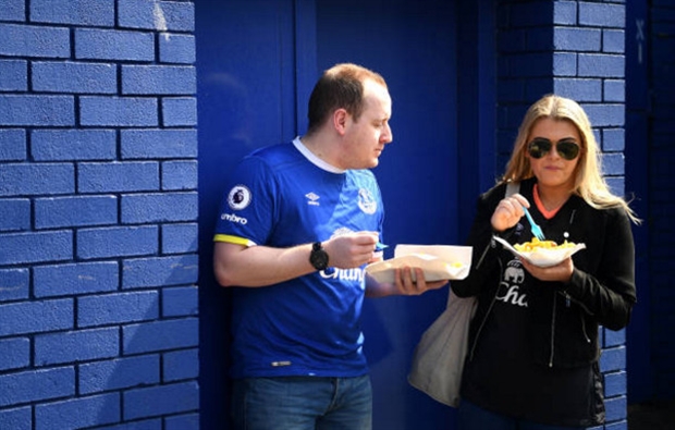 Những hình ảnh ăn vội thế này của các CĐV Everton.