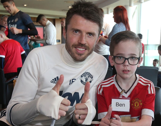 Các ngôi sao của Quỷ Đỏ luôn tỏ ra rất thân thiện với những CĐV đặc biệt của mình.