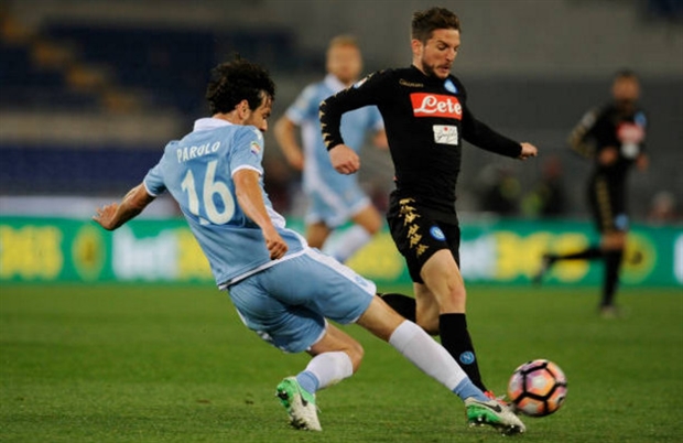 Tuy nhiên sự tự tin của đội bóng thành Rome đã biến mất hoàn toàn ngay từ những phút đầu tiên chạm trán với Napoli.