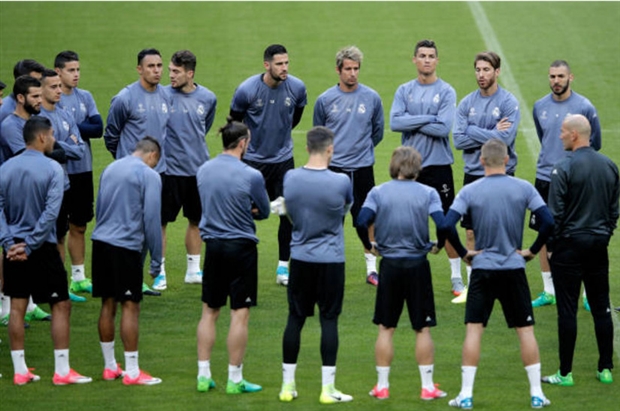 Hình ảnh trái ngược giữa Zidane và các học trò tại Munich - Bóng Đá