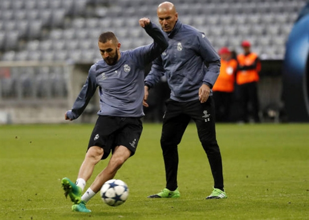 Hình ảnh trái ngược giữa Zidane và các học trò tại Munich - Bóng Đá