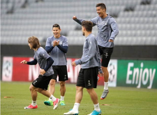 Hình ảnh trái ngược giữa Zidane và các học trò tại Munich - Bóng Đá