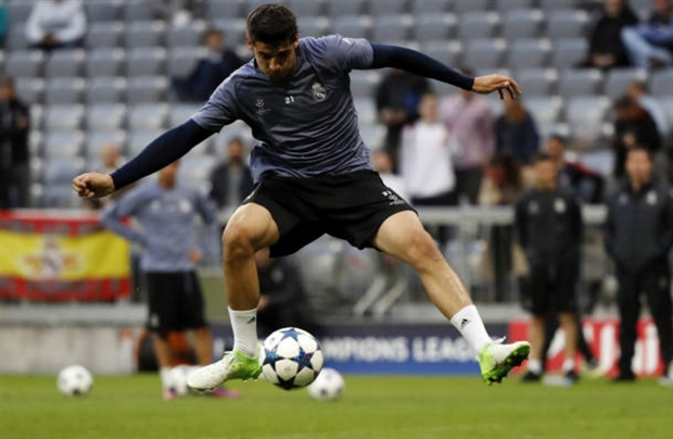 Hình ảnh trái ngược giữa Zidane và các học trò tại Munich - Bóng Đá