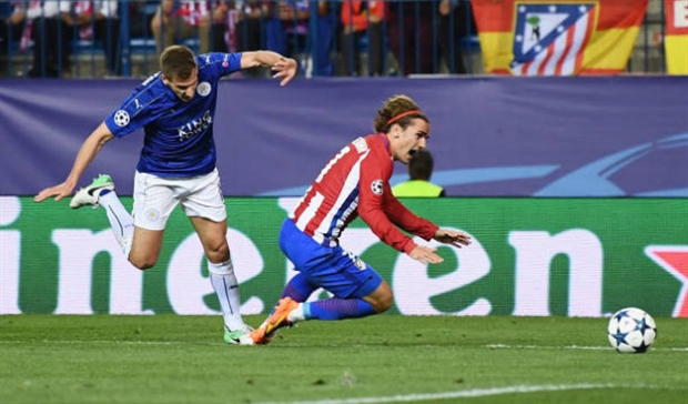 Khi Albrighton đã có một tình huống đẩy người từ phía sau đối với Griezmann ở bên ngoài rìa vòng cấm.