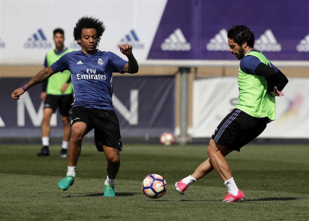 Ronaldo suýt 'no đòn' trong buổi tập của Real - Bóng Đá