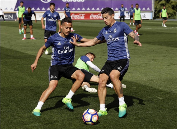 Các cầu thủ luôn thể hiện hết mình trong từng pha bóng.