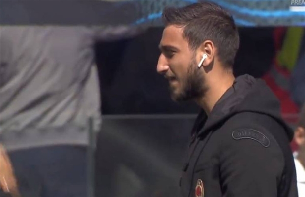 Xe bus chở các ngôi sao bên phía AC Milan lúc này cũng đã có mặt tại San Siro.