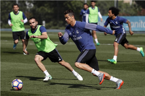 Ronaldo suýt 'no đòn' trong buổi tập của Real - Bóng Đá