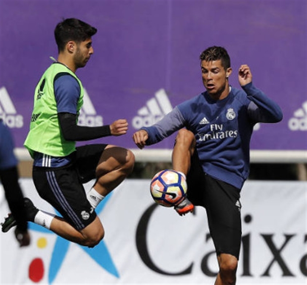 Ronaldo suýt 'no đòn' trong buổi tập của Real - Bóng Đá