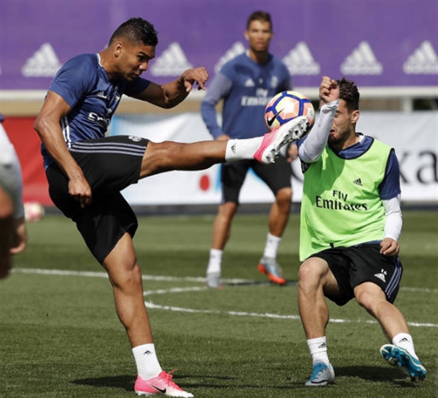 Thậm chí những tình huống vào bóng khá nguy hiểm cũng đã xuất hiện không ít.