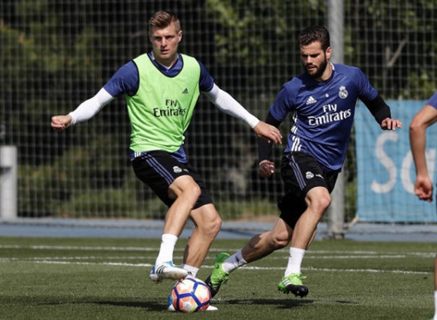 Ronaldo suýt 'no đòn' trong buổi tập của Real - Bóng Đá