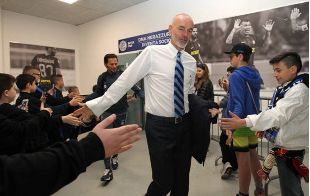 Một lượng lớn các CĐV nhí đang chào đón sự xuất hiện của 'đội chủ nhà' bên trong sân.