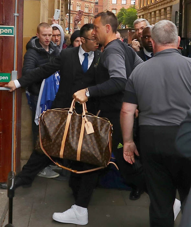 Vừa tới Manchester, Chelsea đã gặp rắc rối với an ninh - Bóng Đá