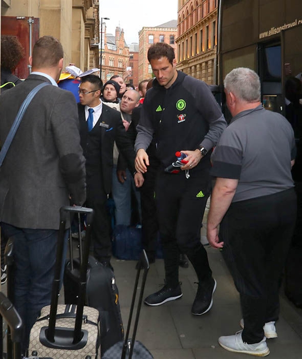 Các cầu thủ của Chelsea tỏ ra khá khó khăn trong việc di chuyển váo khách sạn.