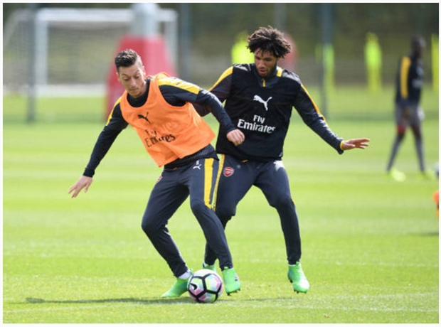 Mesut Oezil cũng đã có một ngày làm việc vất vả không kém.