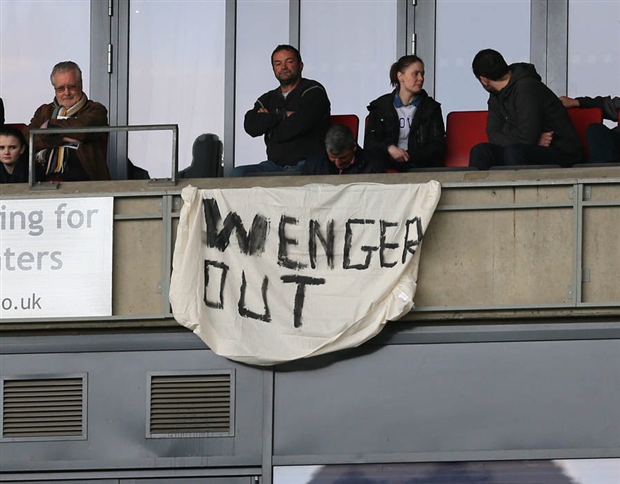 'Wenger Out' dự đám cưới, 'lên sóng' tại Times Square - Bóng Đá