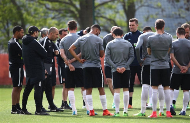 HLV Leonardo Jardim đang có những lời dặn dò cuối cùng cho các học trò.