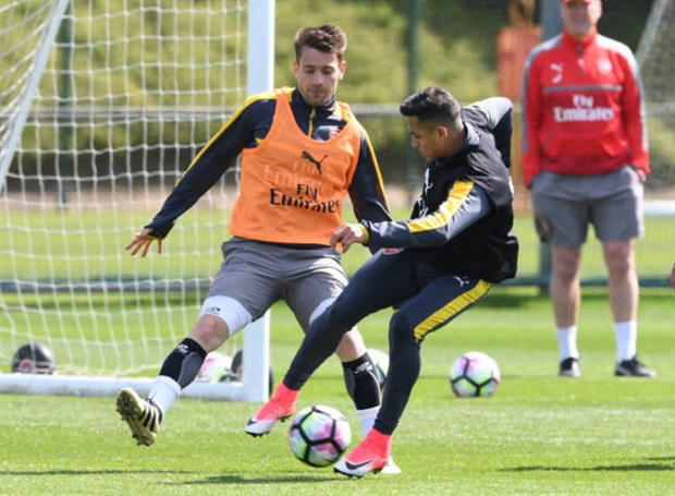 Tại Ngoại hạng Anh, Arsenal hiện đang xếp thứ 7 và kém top 4 tới 7 điểm.