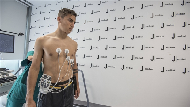 Dybala khó chịu ra mặt khi bị Juventus kiểm tra sức khỏe - Bóng Đá