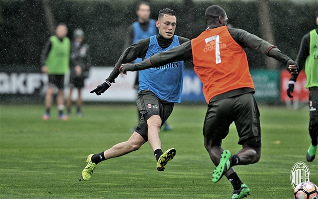 Các ngôi sao của AC MIlan đã phải ra sân tập luyện như thường lệ, bất chấp trời mưa rất to.