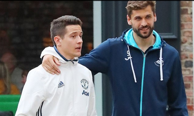 Herrera đầy thân thiết với kẻ thù ngay sau trận hòa của Man Utd - Bóng Đá