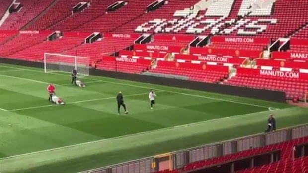 Tiền vệ người Tây Ban Nha vẫn quyết định ở lại Old Trafford để tập luyện một mình.